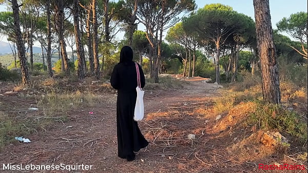 قحبة لبنانية تفرك كسها بالطبيعة وتركب زب صناعي ملون