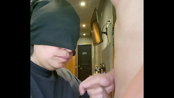 Chupando pau. eu engulo todo o leite dele