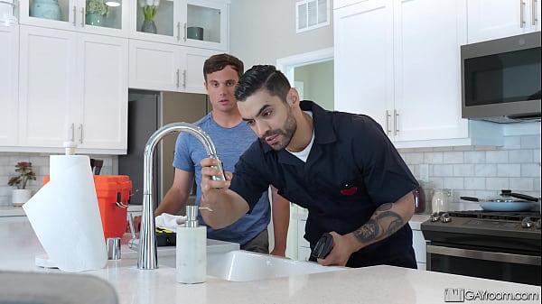 O encanador muscular Arad Winwin limpa os canos de seu cliente