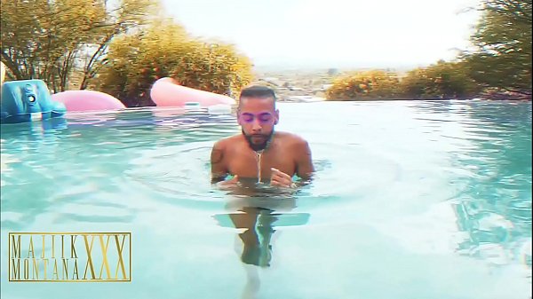 Majiik Montana Interrupts Big Booty Pharaoh Body's Text Conversation with Hard Dick