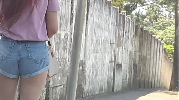 Arriscando punheta e pedindo informações pra desconhecida gostosa!