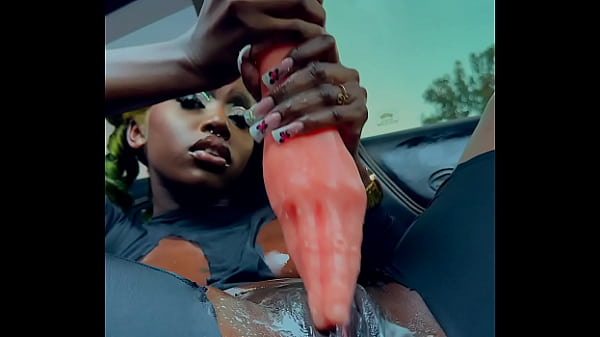 Negra eyaculando en su auto (queen tahshaar)