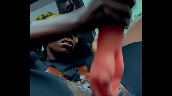 Negra eyaculando en su auto (queen tahshaar)