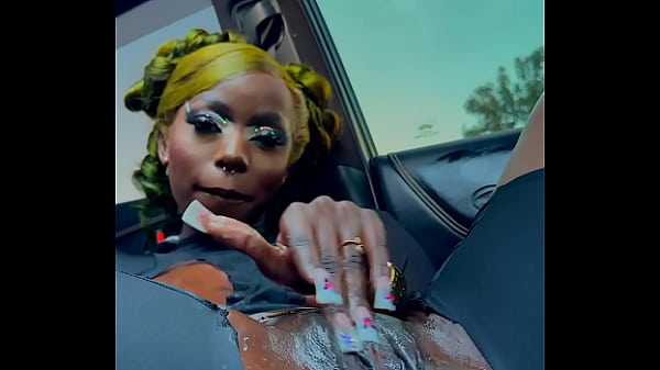 Negra eyaculando en su auto (queen tahshaar)