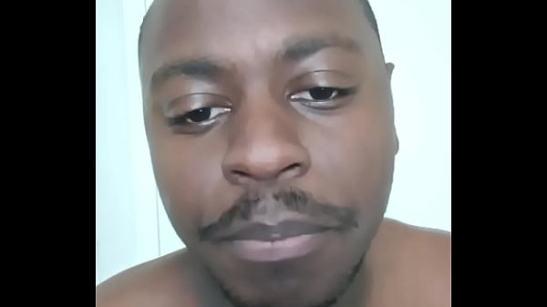 Meztelenül mutatkozik be a felnőtteknek és tiniknek