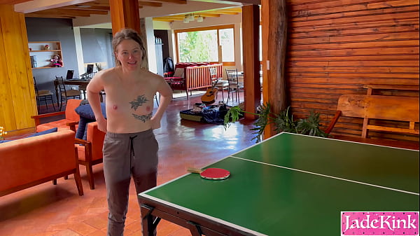 Jogando Strip Pong Pelado Com Meio-irmão