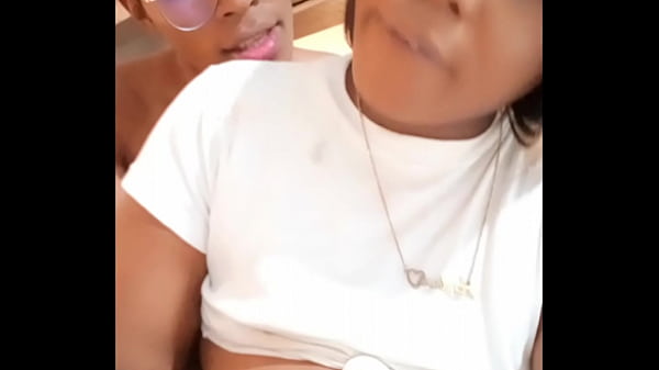 sorprendo a mi vecino masturbandose y follo con el