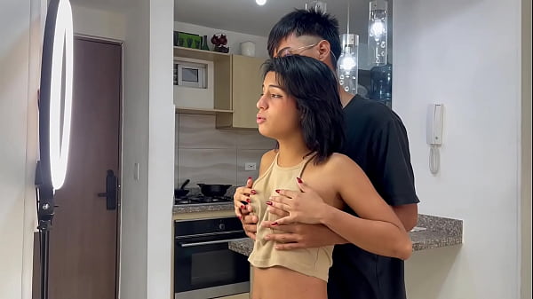 Consuelo a mi hermanastra mientras discute con el novio y me corro en su rico culo