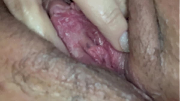 Buceta melada e peluda bem de pertinho