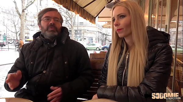 Florane, blonde coquine, est offerte à un inconnu