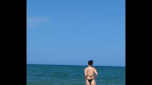 Transando com minha namorada asiática numa barraca numa praia pública. Gozei lá dentro!