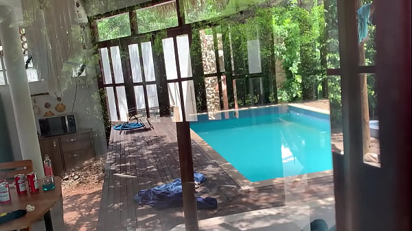 Mis sexys vecinas se están duchando en el patio, se dan cuenta de que las estoy espiando y me invitan a ducharme con ellas