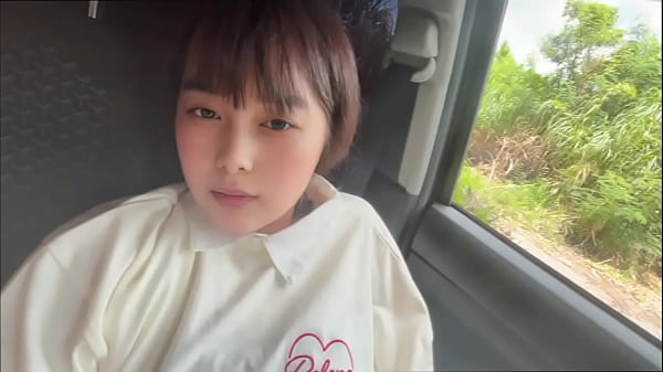 「彼氏にバレないようにね…」彼氏がいるのに車で浮気する可愛い女子◯生。お互い沢山喘ぐ..