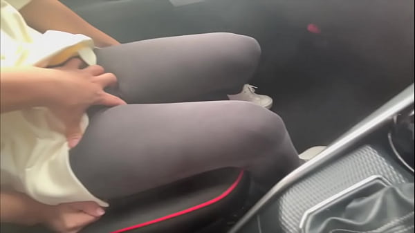 「彼氏にバレないようにね…」彼氏がいるのに車で浮気する可愛い女子◯生。お互い沢山喘ぐ..