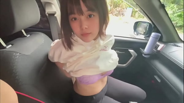 「彼氏にバレないようにね…」彼氏がいるのに車で浮気する可愛い女子◯生。お互い沢山喘ぐ..