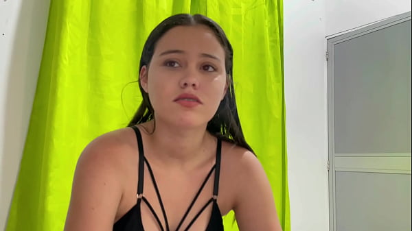 Mi hermanastra guarda el secreto cuando me ve masturbándome de no contarle a mis padres a cambio de follarla duro. Hg