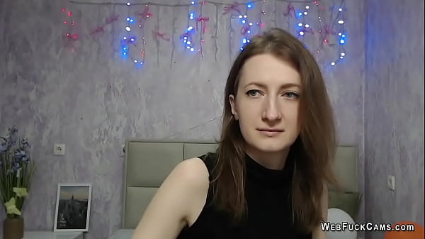 Gatinha amadora acariciando seios em solo de webcam