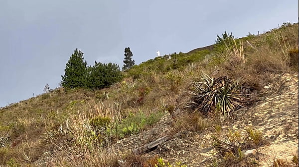 Sexo lésbico al aire libre después de una dosis de adrenalina.
