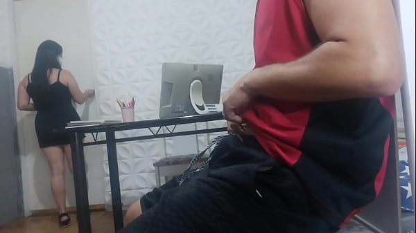 recepcionista gostosa sem calcinha! me arrisquei colocando o pau pra fora! em plena recepção, qual será a reação dela?