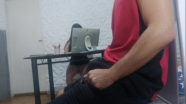 recepcionista gostosa sem calcinha! me arrisquei colocando o pau pra fora! em plena recepção, qual será a reação dela?