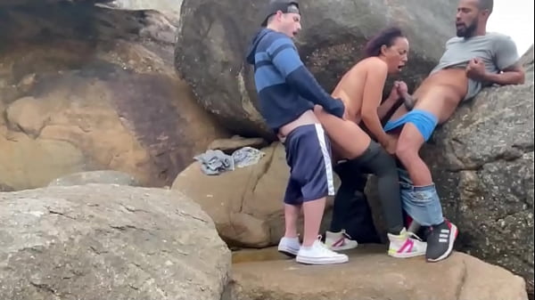 Casada fudendo na praia com dois.