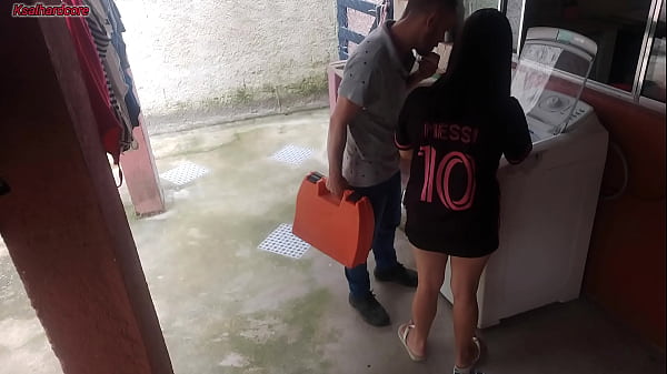 Dona de casa casada paga técnico de máquina de lavar com a bunda enquanto marido esta fora