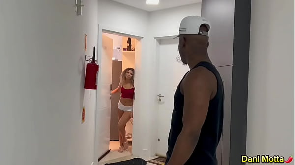 Vizinha convida moreno gostoso para tomar um café na sua casa com a intenção de lhe dar a buceta - Dani Motta