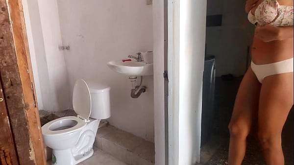 Hermanastras cachondas descubren su lujuria lesbiana en el baño!! despues de regresar de una cita y no poder follar con su amigos ambas deciden masturbarse. porno real casero