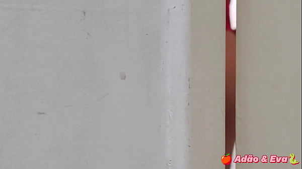 Madrasta gostosa pegou enteado se masturbando e quis ajudar.(Adão & Eva)