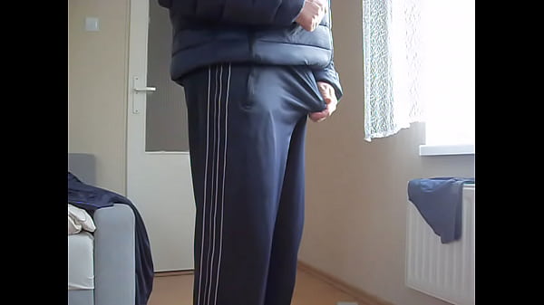 Meleg maszturbálás sportcipőben és dzsekiben