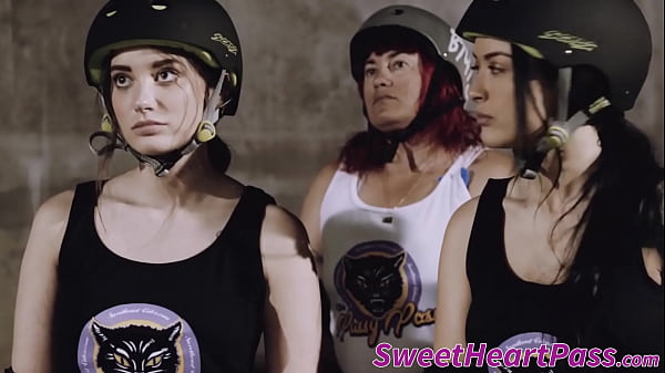 Carmen Caliente face sitting in lesbian locker room