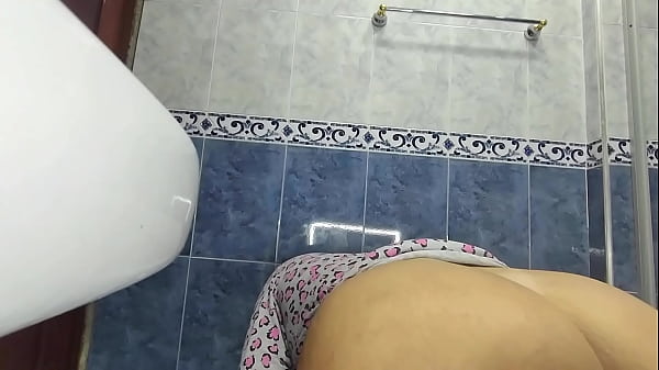 Voyeur – Big Ass Latina Pissing On Toilet In Pajamas In The Morning