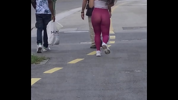 Casada quase nua na rua de calça legging transparente Luana Kazaki