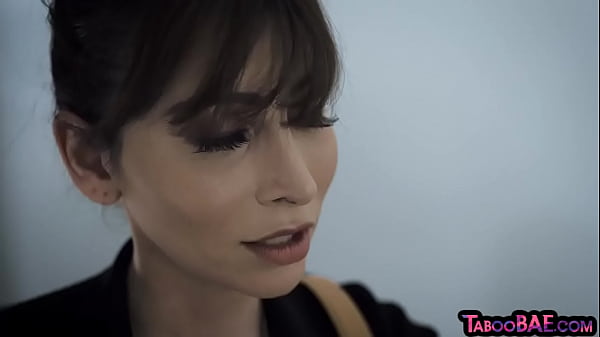 TS sem camisa MILF cucks seu homem com seu novo empregado