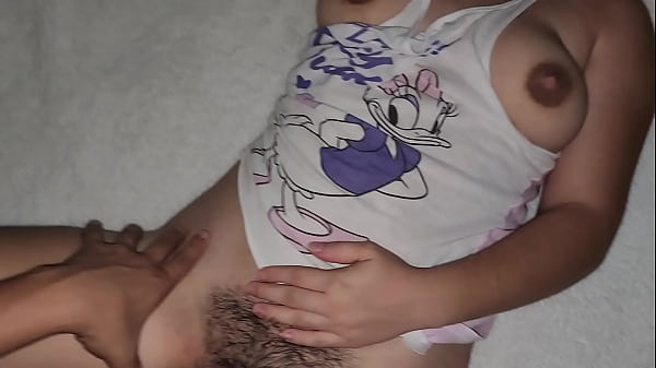 É assim que fica a buceta da minha meia-irmã depois de assistir TV