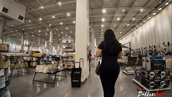 Namorada faz boquete arriscado no shopping