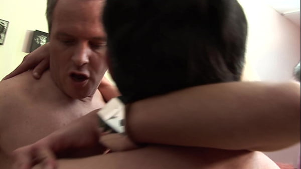 Chloe Delaure leva dois paus na bunda e engole as cargas