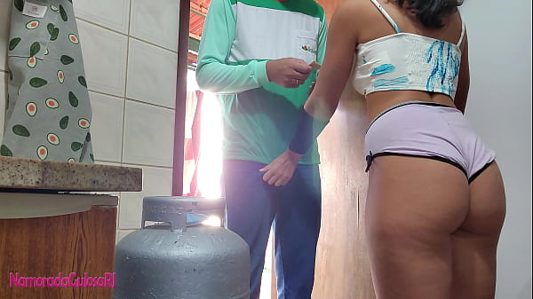Esposa gostosa pagando o entregador de gás com sexo