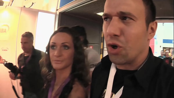 Atriz pornô é fodida por dois visitantes na exposição VENUS - Atriz pornô é fodida por dois visitantes na exposição VENUS