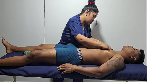 Un masaje relajante para este sexy chico, me pone tan cachonda pt2 me pone tan cachonda verlo semidesnudo