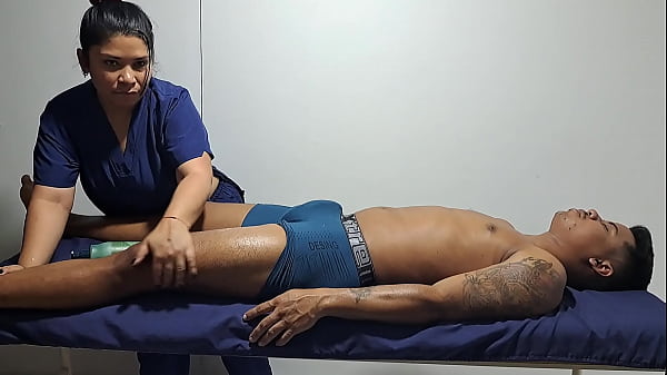 Un masaje relajante para este sexy chico, me pone tan cachonda pt2 me pone tan cachonda verlo semidesnudo