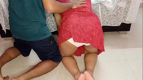 बेटे ने माँ की चुदाई की जब वो सोफे के अंदर फँस गयी Indian Mom XXX साफ हिंदी आवाज में