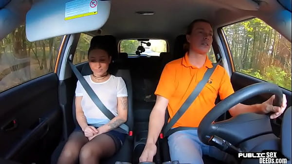 Petite estudante motorista chupando publicamente seu instrutor