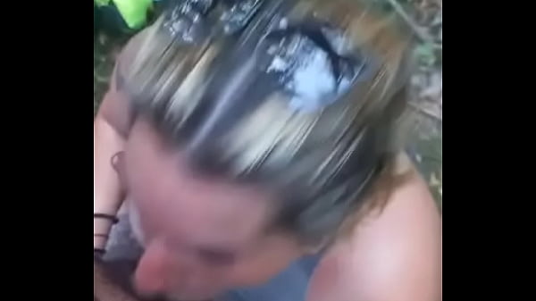 Una rica chupada en el bosque