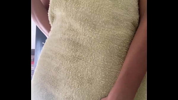 This innocent girl drops the towel. Spy camera. Tenns18