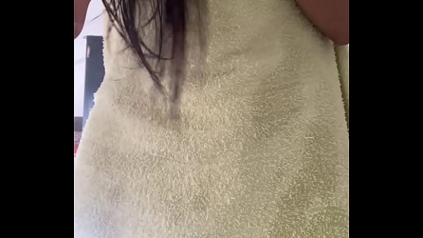 This innocent girl drops the towel. Spy camera. Tenns18