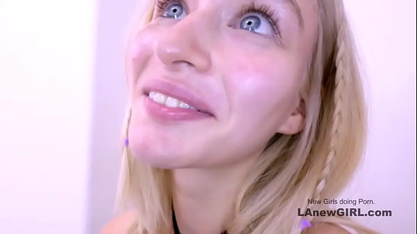 Garota super fofa com corpo minúsculo chupa pau e rims