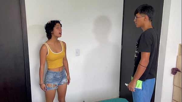 Le doy un delicioso masaje a mi pequeña hermanastra hasta que la pongo caliente y termino follandola por el culo.