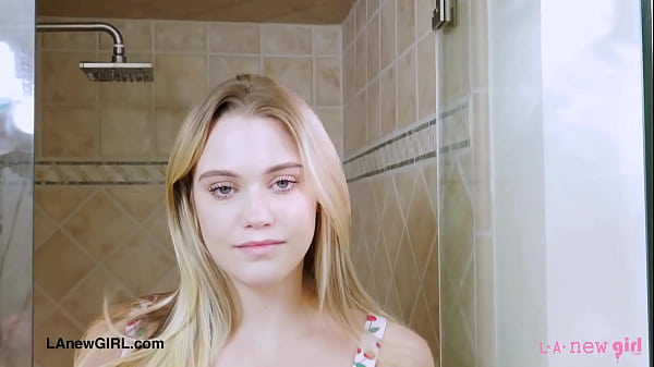 Jovem loira sexy tomou banho