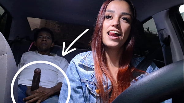 Safada motorista de aplicativo flagra passageiro dotado se masturbando por trás!